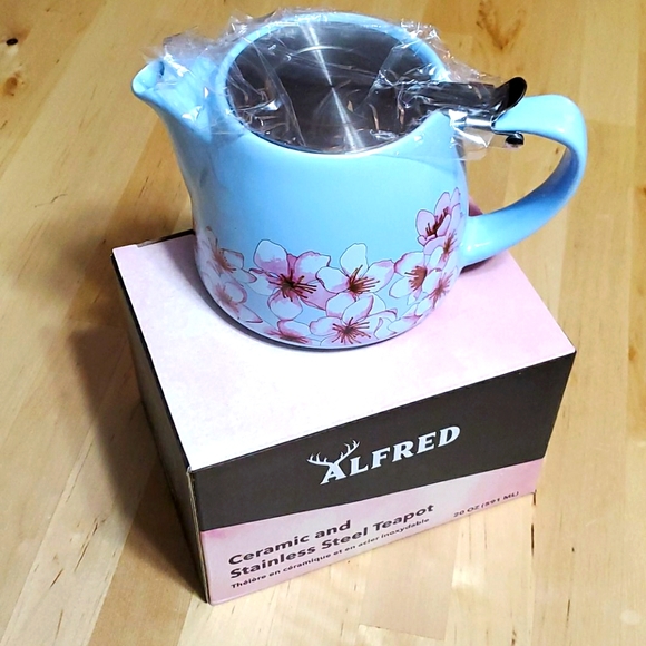 New in box Alfred Tea Pot w/infuser